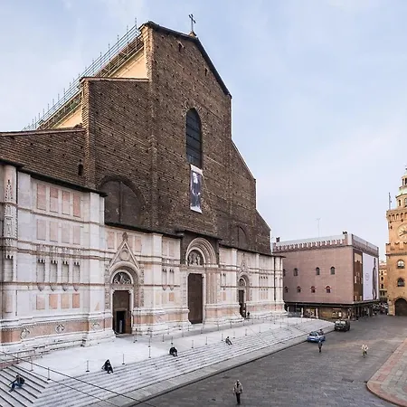 Urbanicooh Garisenda - Piazza Maggiore View Apartment *
