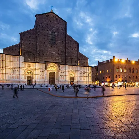 Urbanicooh Garisenda - Piazza Maggiore View Apartment Bologna